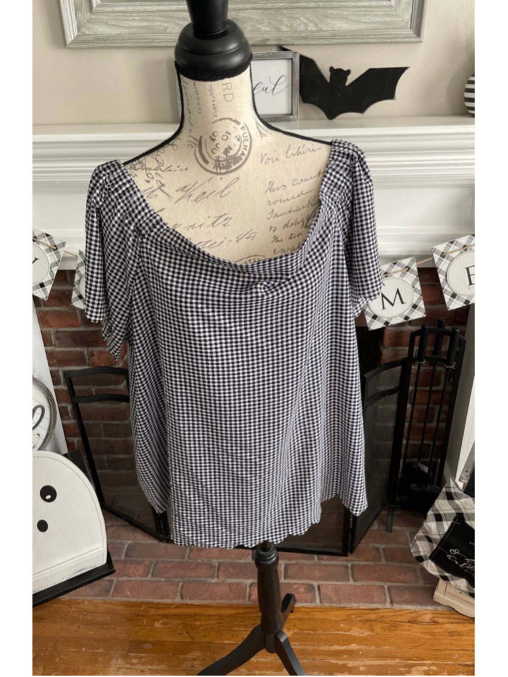 Elle - size XL scalloped detail blouse